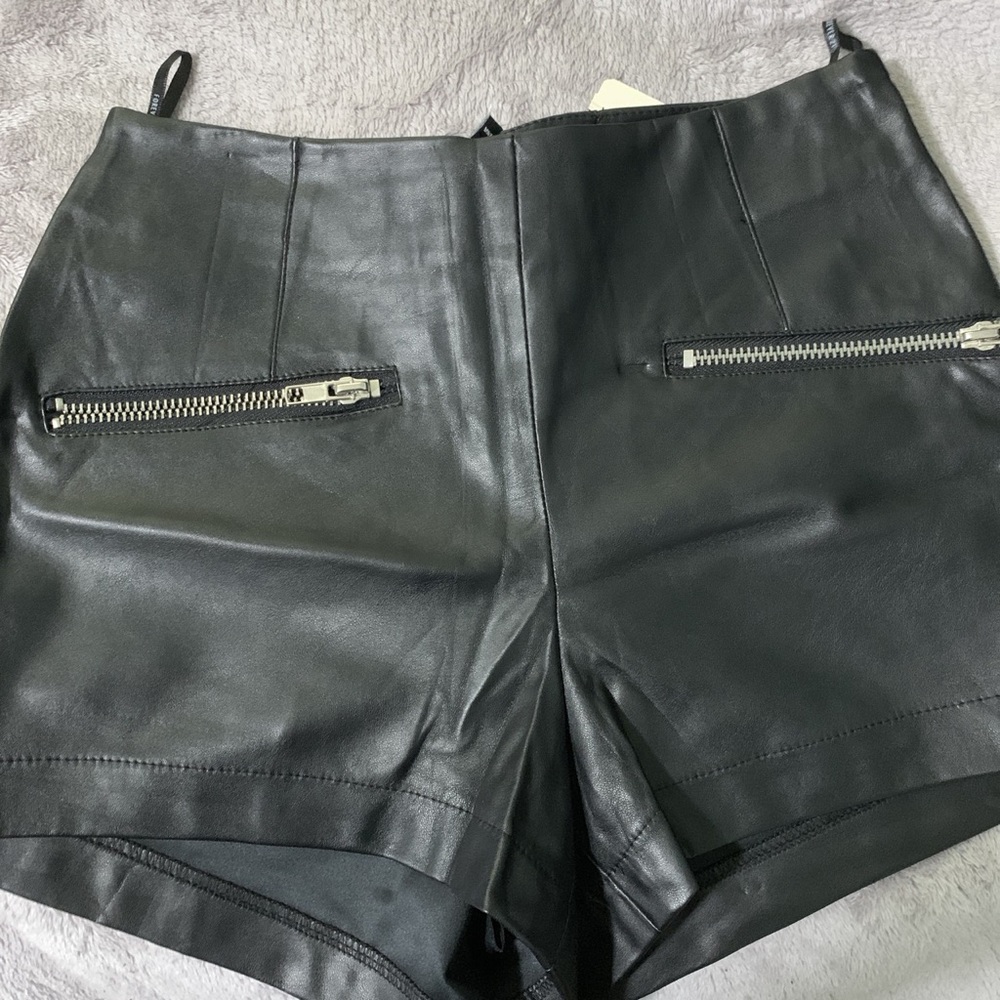 Highwaisted faux leather shorts!